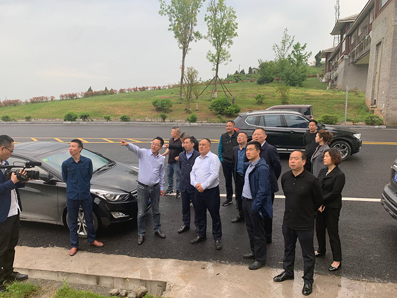 市、縣領導現場調研天馬50萬噸玻瓶項目(圖1)